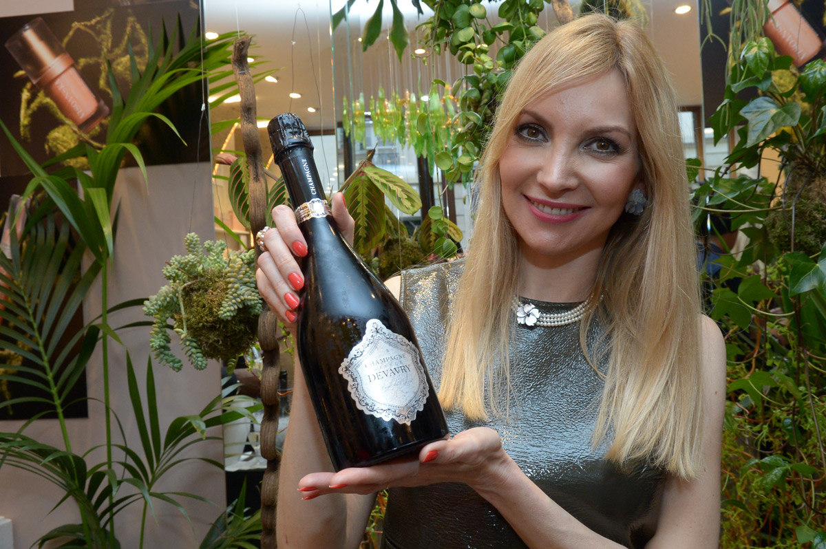 Elisabeth Visoanska présentant le champagne Devavry