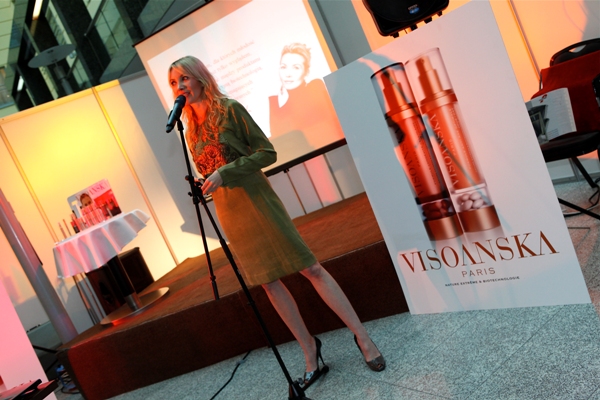 Elisabeth Visoanska présentant la marque aux consommatrices